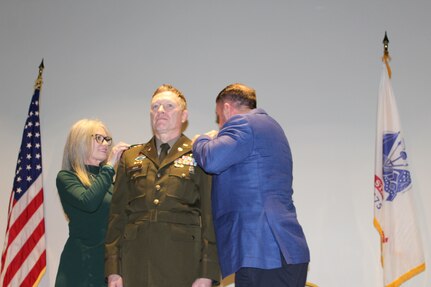 Country music artist becomes Army Reserve warrant officer