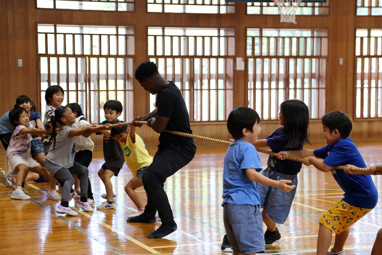 ２月３日、名護青少年の家には緊張した面持ちの名護市内の小学校に通う１年生から３年生の児童たち４０数名が英語体験学習に参加しました。