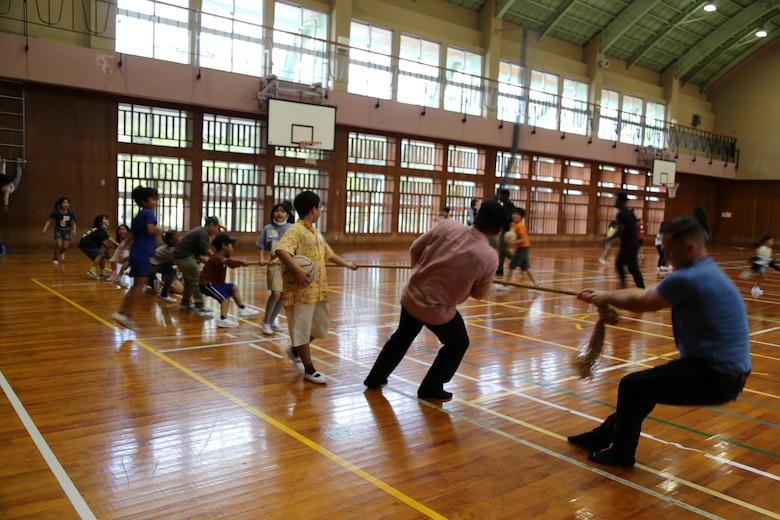 ２月３日、名護青少年の家には緊張した面持ちの名護市内の小学校に通う１年生から３年生の児童たち４０数名が英語体験学習に参加しました。