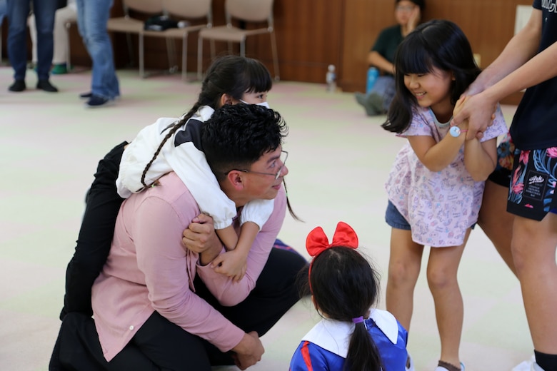 ２月３日、名護青少年の家には緊張した面持ちの名護市内の小学校に通う１年生から３年生の児童たち４０数名が英語体験学習に参加しました。