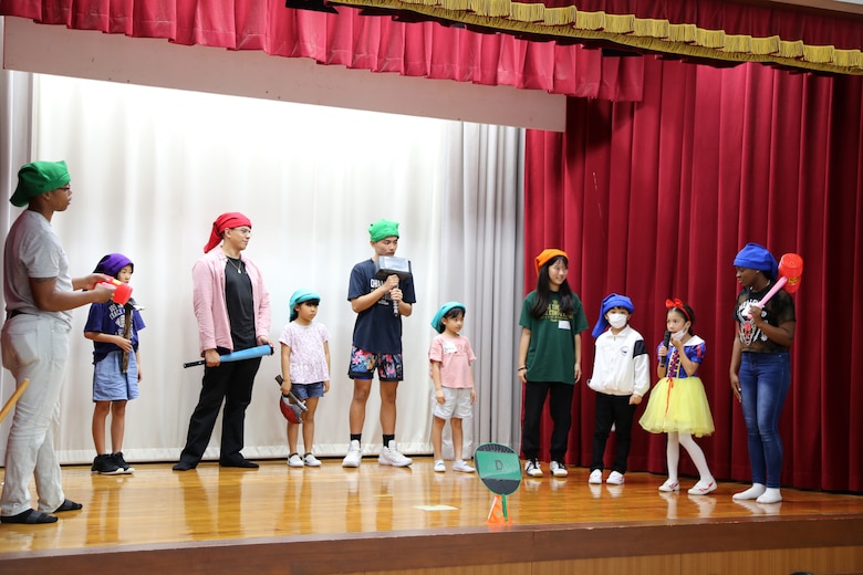 ２月３日、名護青少年の家には緊張した面持ちの名護市内の小学校に通う１年生から３年生の児童たち４０数名が英語体験学習に参加しました。