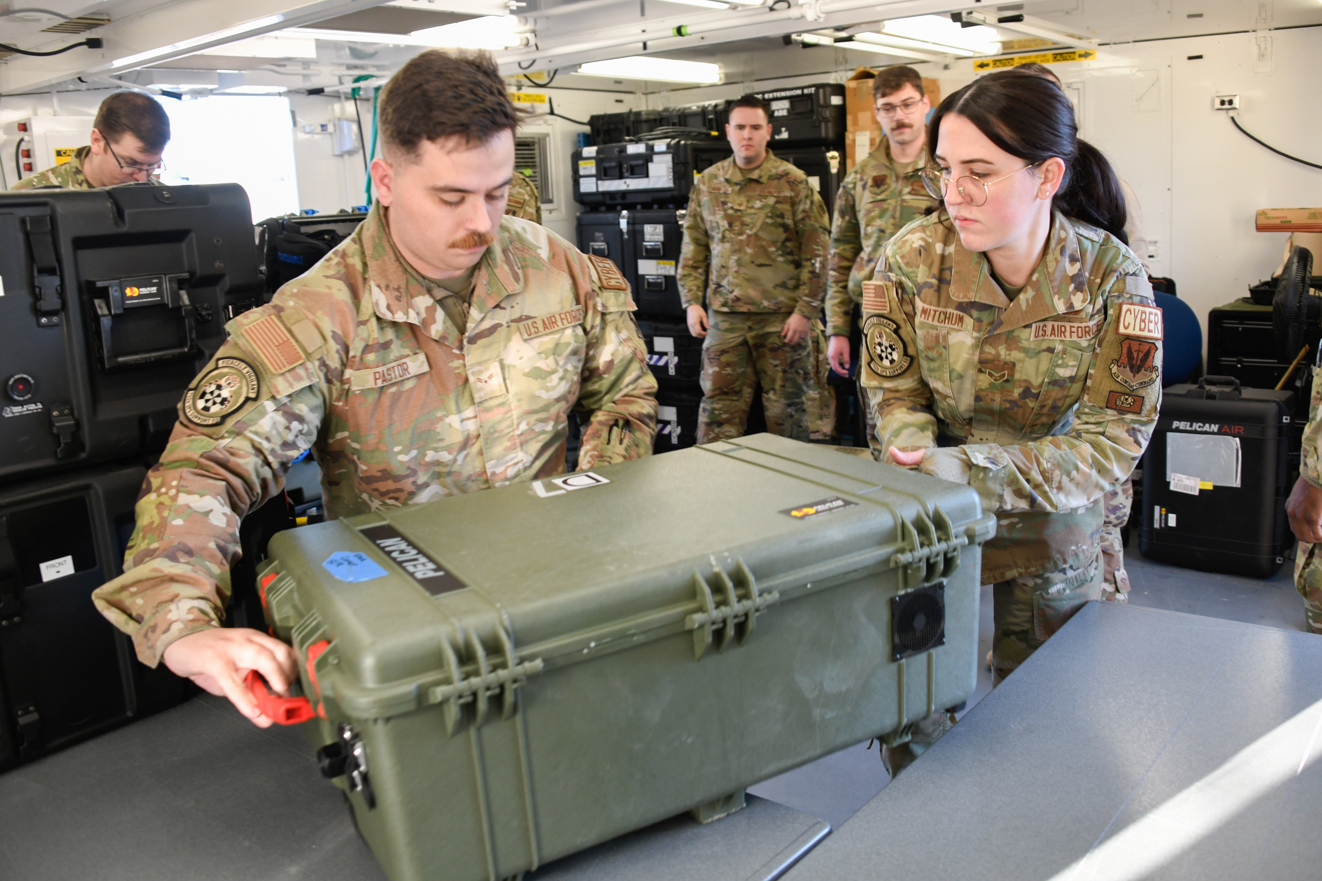 752 OSS experiments with Air Force's pioneer system > 552nd