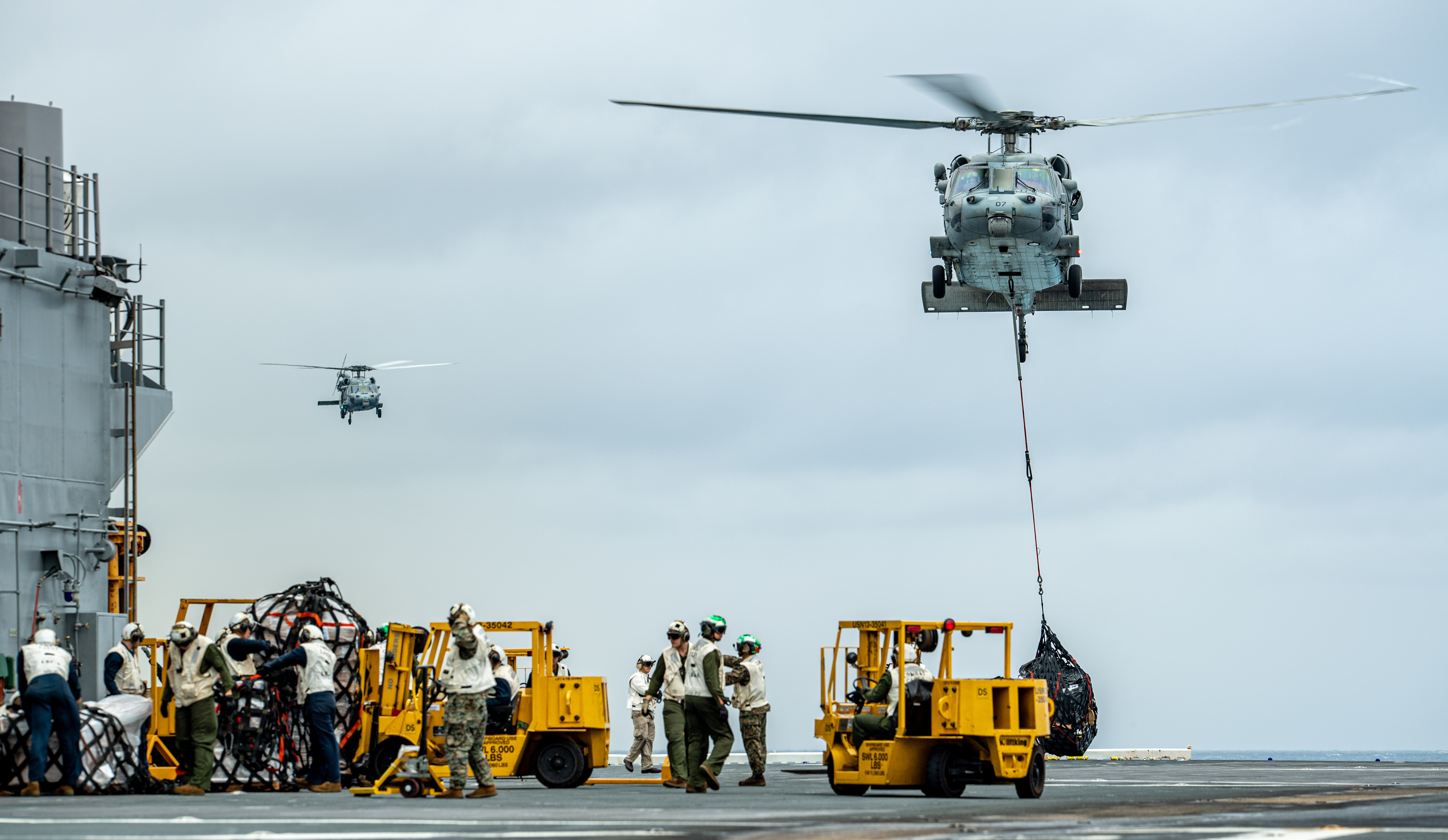 Sailors and Marines conduct a vertical replenishment with the dry cargo ship USNS Carl Brashear (T-AKE-7)