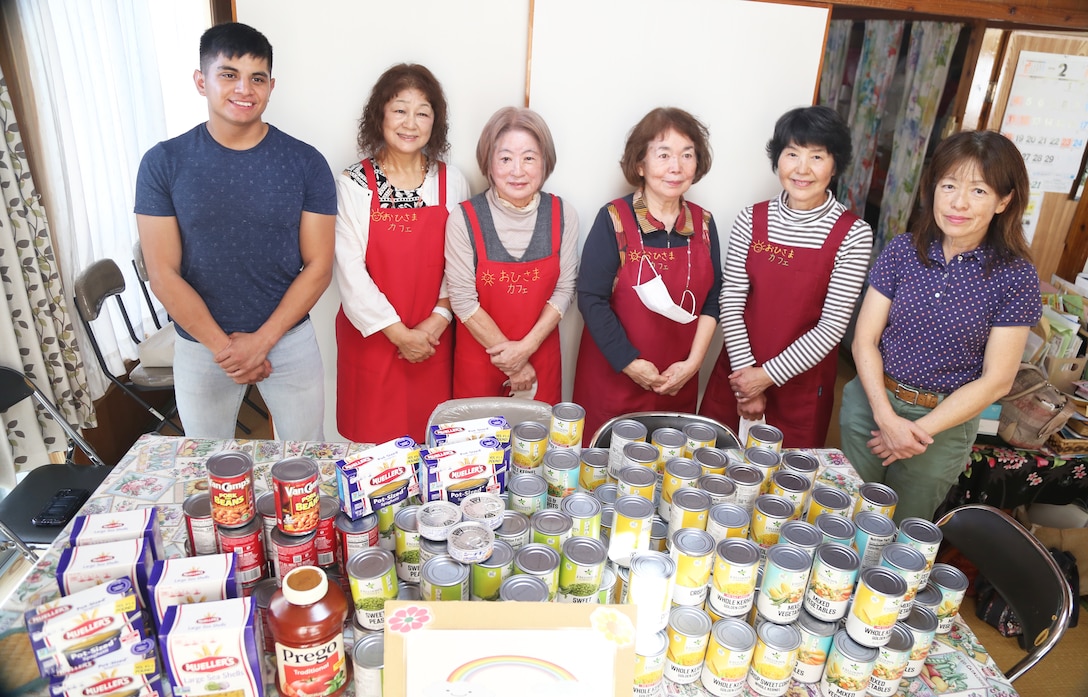 ２月１５日、海兵隊キャンプ・フォスターが集めた食料を北谷町のボランティアグループ「レインボー」に寄付しました。