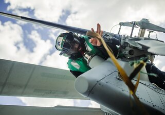 Helicopter maintenance USS George Washington (CVN 73) in the Atlantic Ocean.