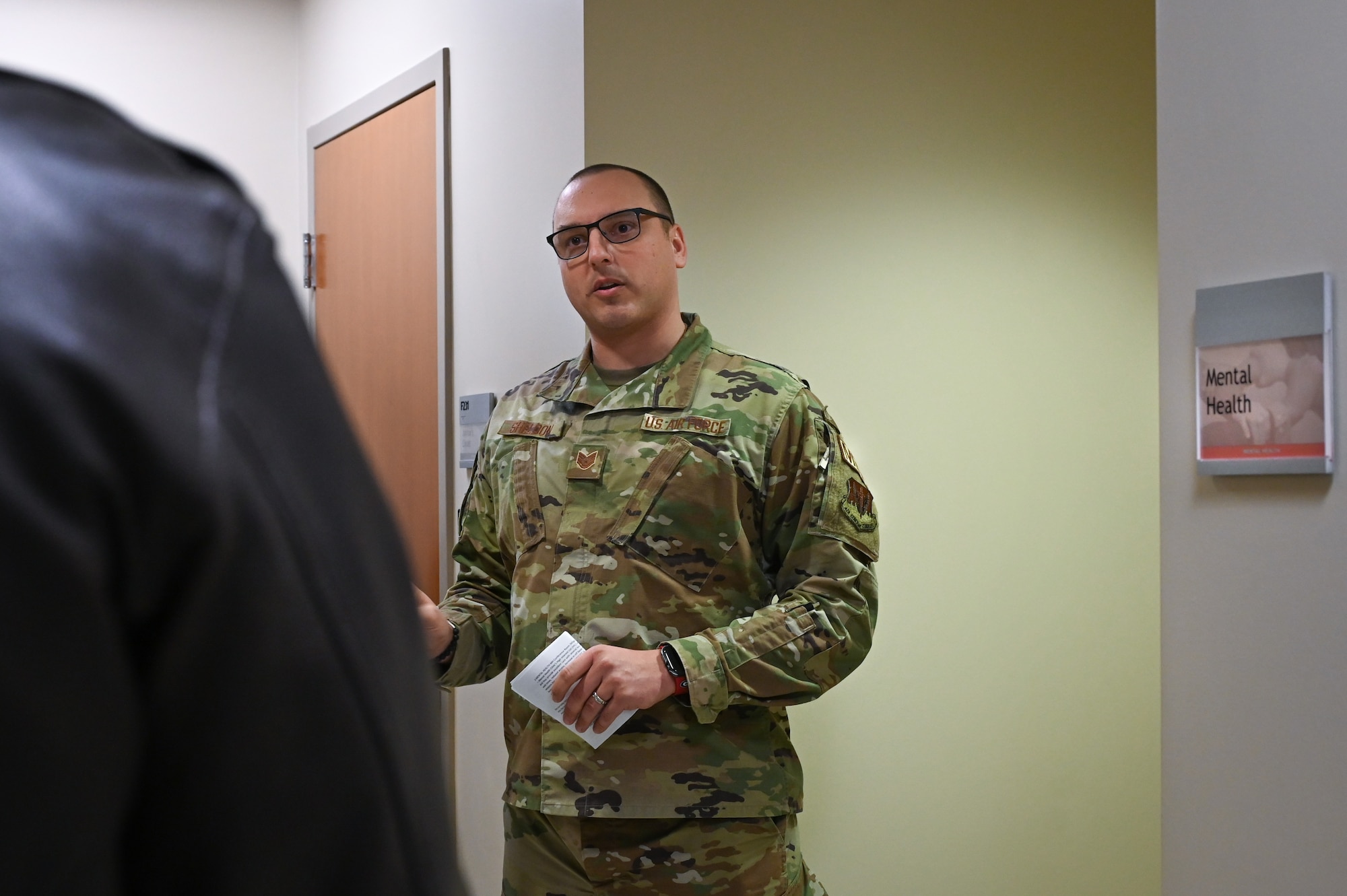 Military personnel talking to a Maj. Gen.