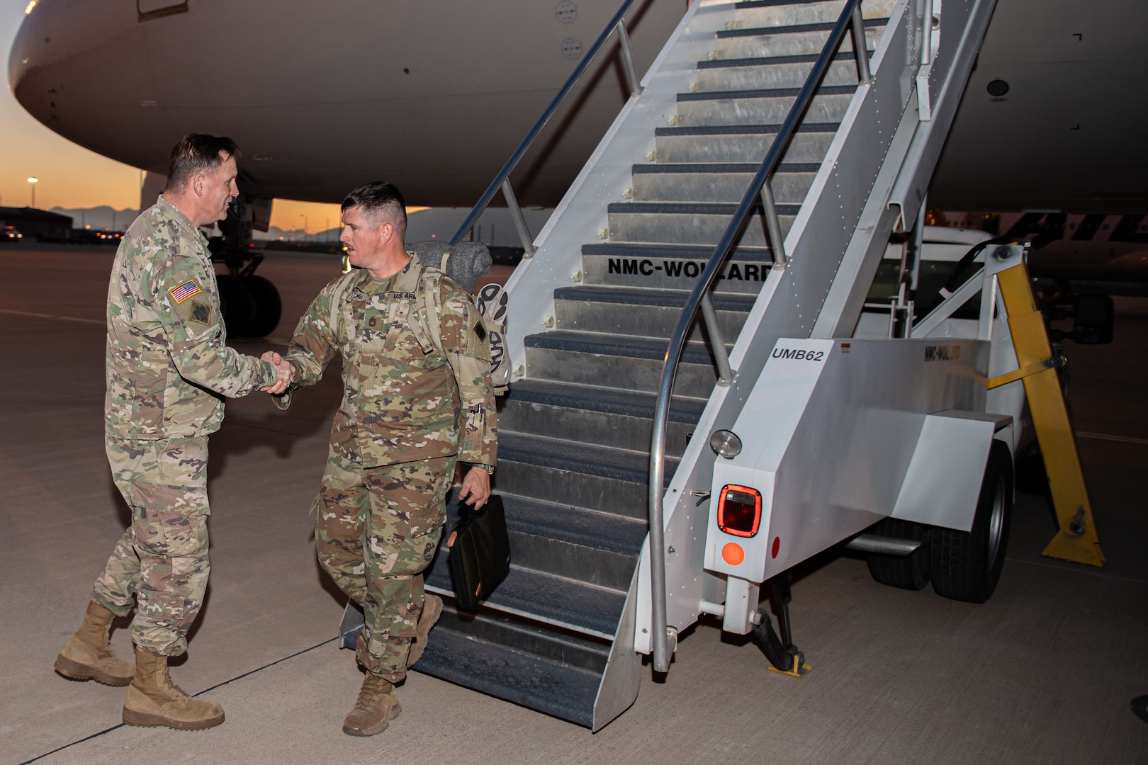Col. Andrew Ballenger, commander, 45th Infantry Brigade Combat Team, Oklahoma Army National Guard, greets Sgt. 1st Class Matthew Peck at Fort Bliss, Texas, Feb. 18, 2024. Peck, along with other members of Task Force Tomahawk returned to Fort Bliss for demobilization after a nine-month deployment to the Horn of Africa. (Oklahoma National Guard photo by Anthony Jones)