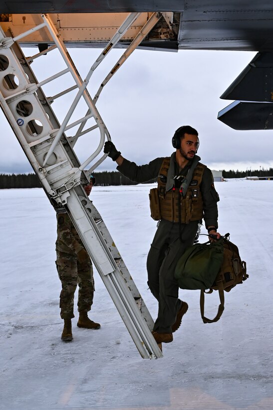 Weapons Systems Officers exits B-1