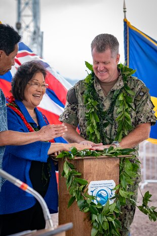 Sen. Hirono and Adm. Paparo press button