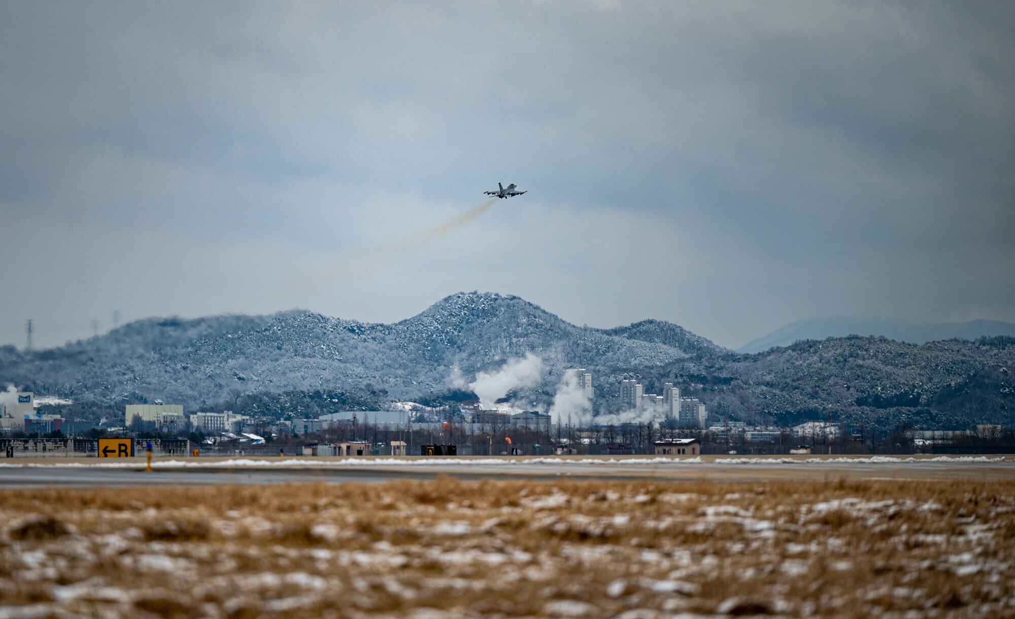 F-16 takes off.