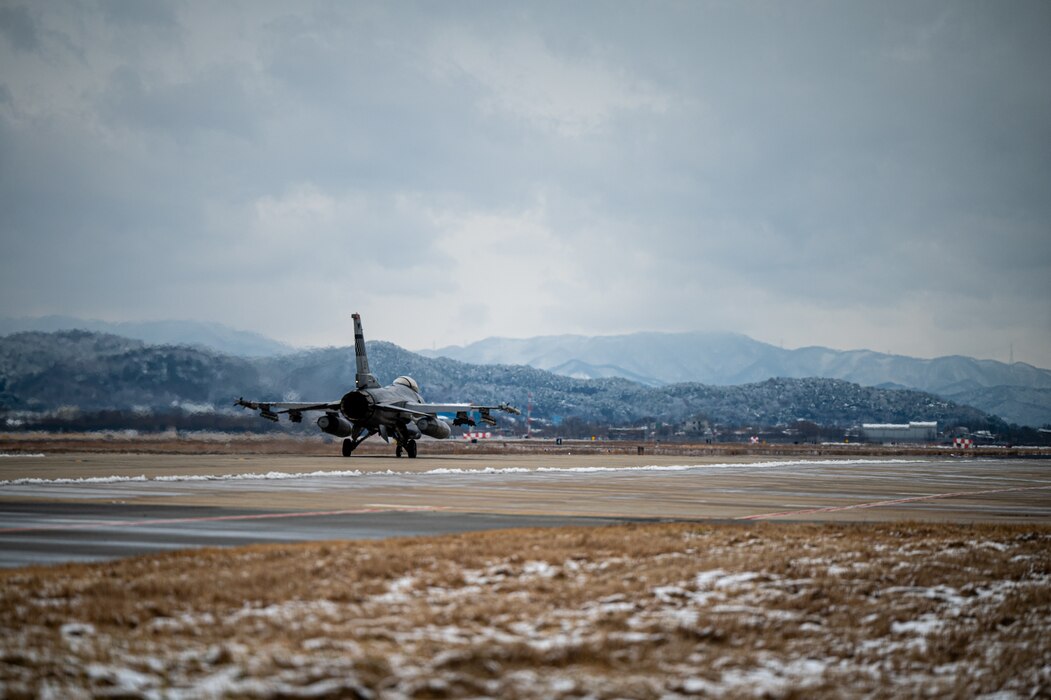 F16 taxis on a runway.