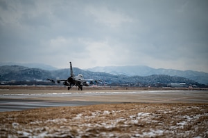 F16 taxis on a runway.