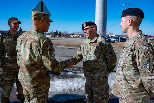  two men shakes hands