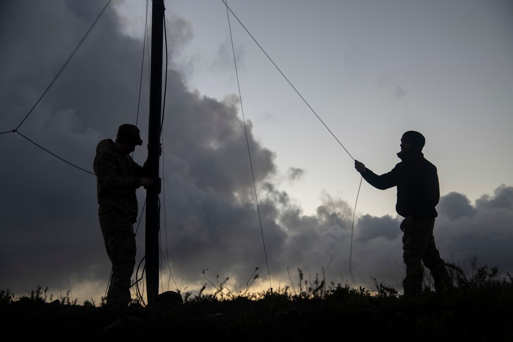 Airmen pack antenna