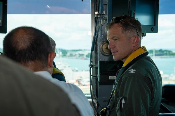 USS Carl Vinson (CVN 70) Arrives in Singapore [Image 2 of 3]