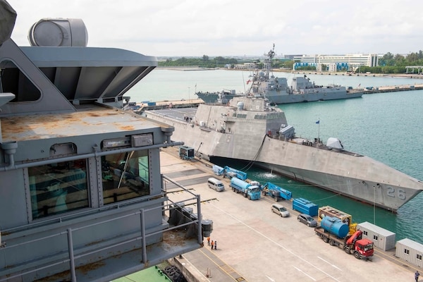 USS Carl Vinson (CVN 70) Arrives in Singapore [Image 3 of 3]