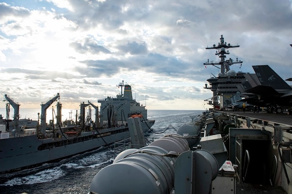 USS Carl Vinson (CVN 70) Conducts Fueling-At-Sea With USNS Yukon (T-AO-202), USS Kidd (DDG 100) [Image 4 of 6]