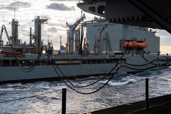 USS Carl Vinson (CVN 70) Conducts Fueling-At-Sea With USNS Yukon (T-AO-202), USS Kidd (DDG 100) [Image 5 of 6]