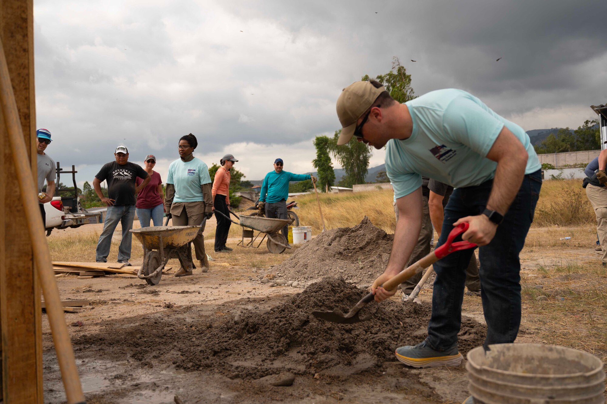 More than 30 service members assigned to Joint Task Force Bravo (JTF-B) volunteered to construct a new home for a local family in the department of La Paz, Dec. 16 and 17.