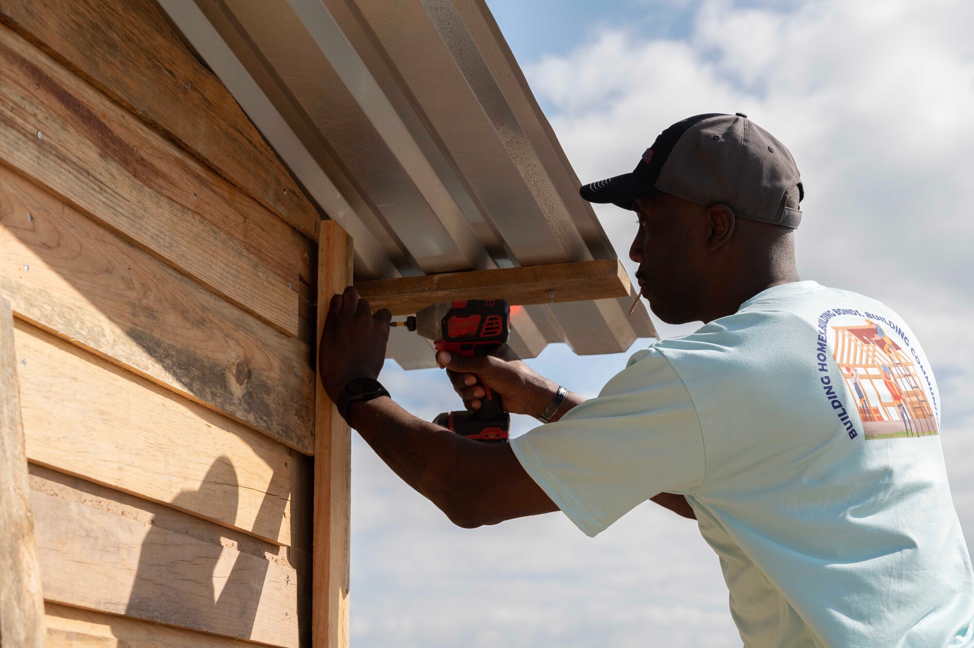More than 30 service members assigned to Joint Task Force Bravo (JTF-B) volunteered to construct a new home for a local family in the department of La Paz, Dec. 16 and 17.