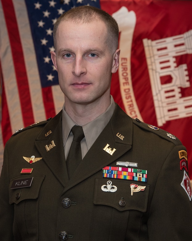 Official portrait of U.S. Army Corps of Engineers, Europe District Deputy Commander Lt. Col. John Kline.