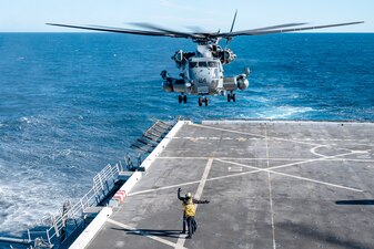 USS Somerset (LPD 25) conducts flight operations while underway in the Pacific Ocean.