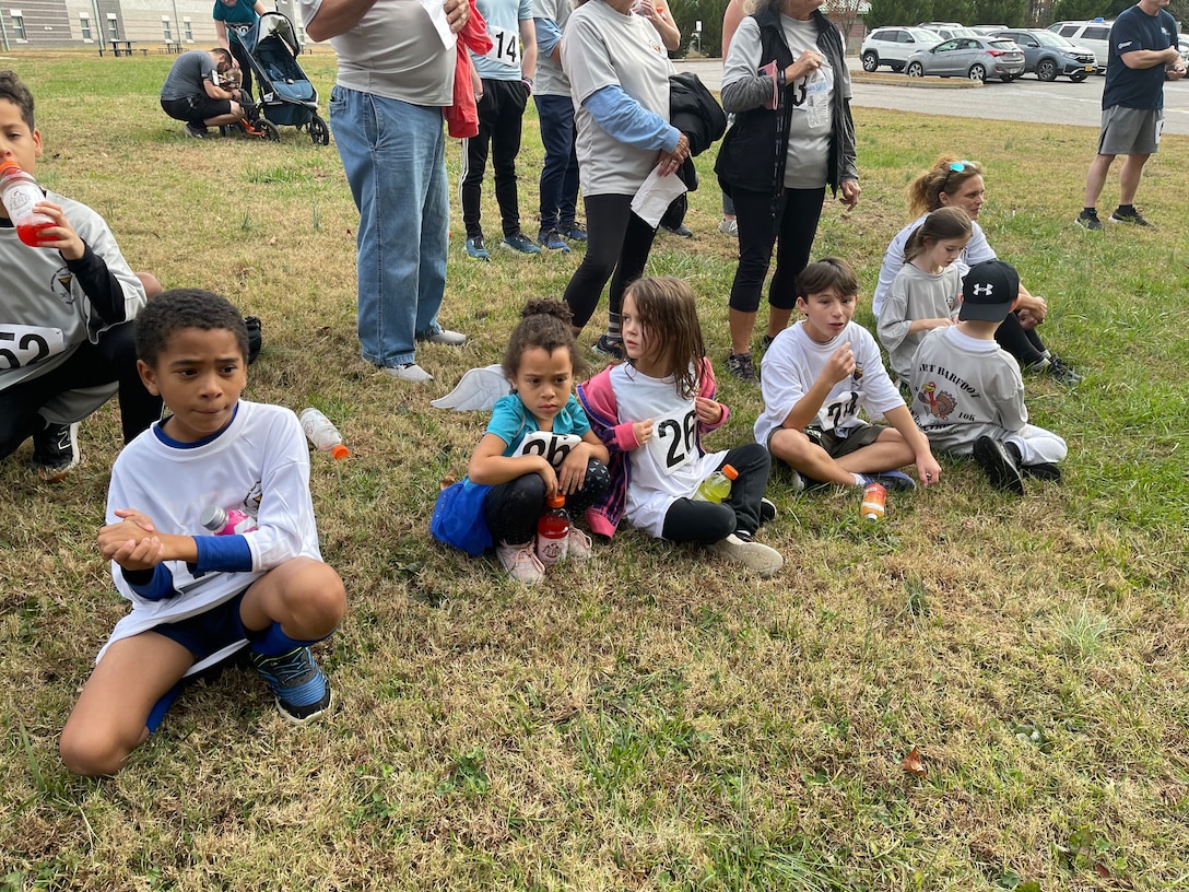 Soldiers and families running in Turkey Trot