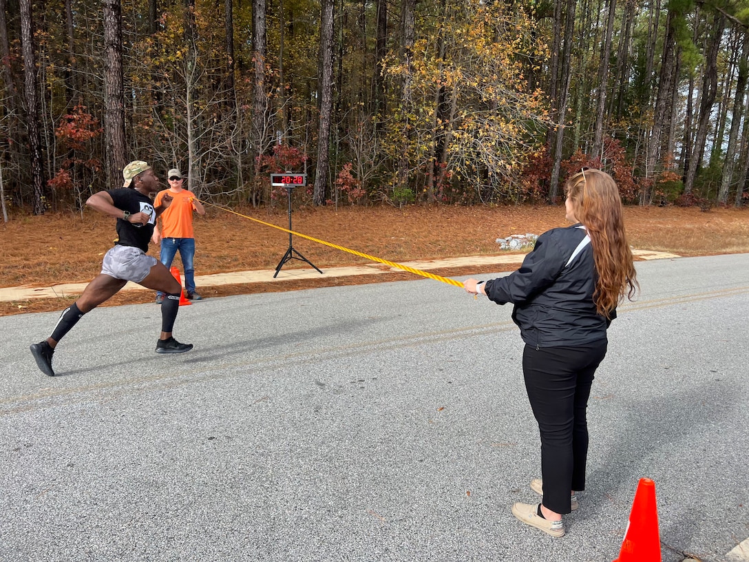 Soldiers and families running in Turkey Trot