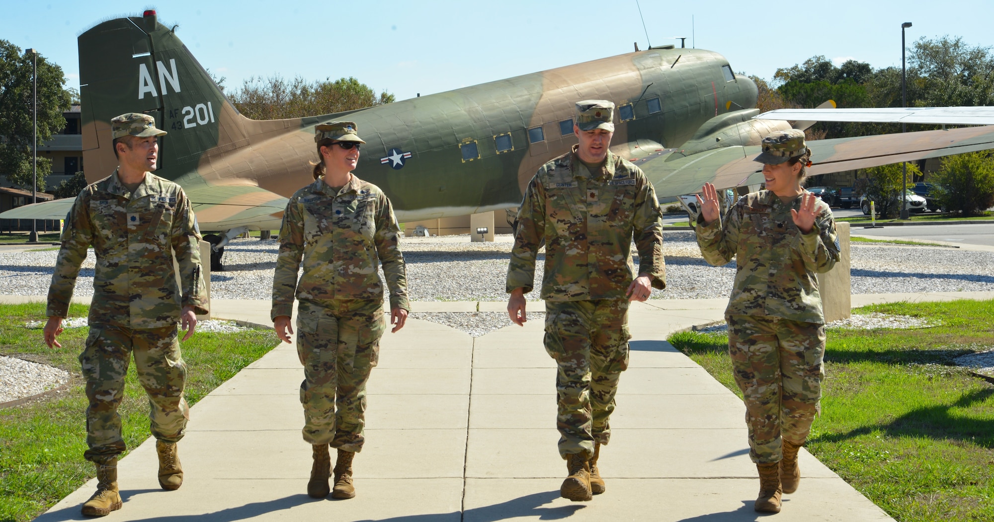 A photo of service members walking towards a building.