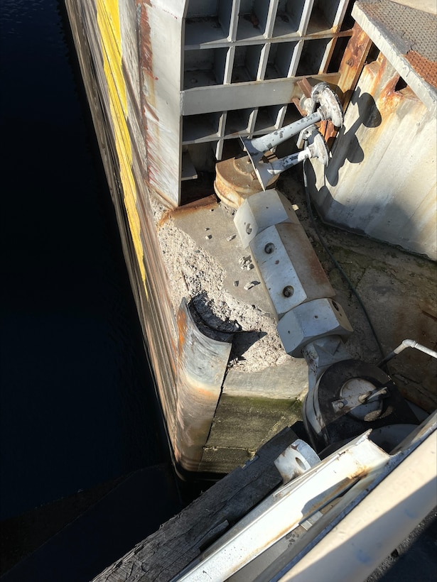 Photo of concrete damage at the up-stream land side gate gudgeon.