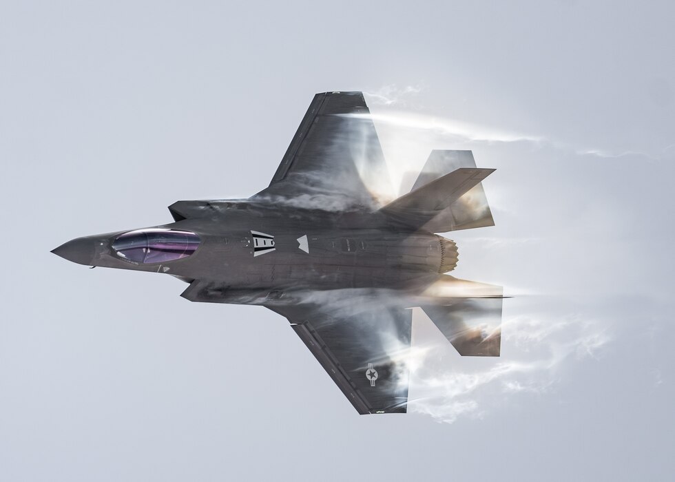 F-35A flies in a practice airshow