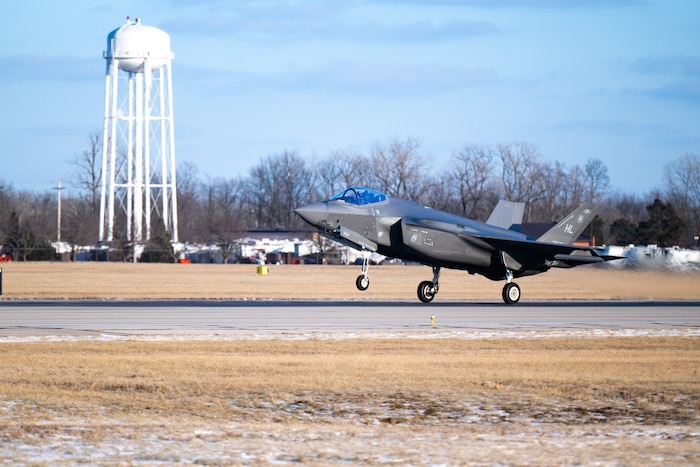 Scott AFB successfully hot-pit refuels F-35 for the first time,