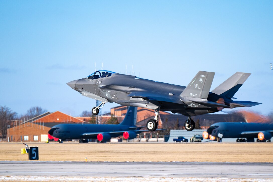Scott AFB successfully hot-pit refuels F-35 for the first time,