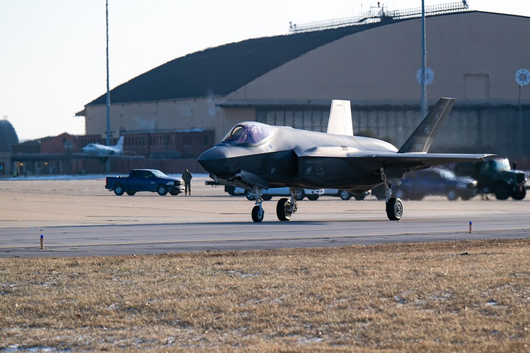 Scott AFB successfully hot-pit refuels F-35 for the first time,