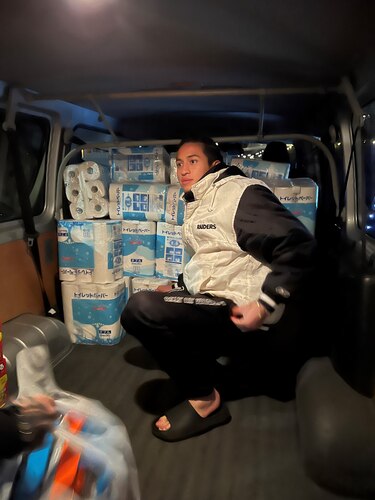 Koichi Hiraishi, student of Enson Inoue, helps pack a cargo van.