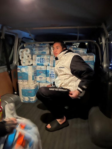 Koichi Hiraishi, student of Enson Inoue, helps pack a cargo van.