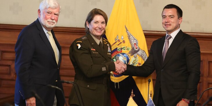 Gen. Laura Richardson, shakes hands with Ecuadorian President Daniel Noboa.