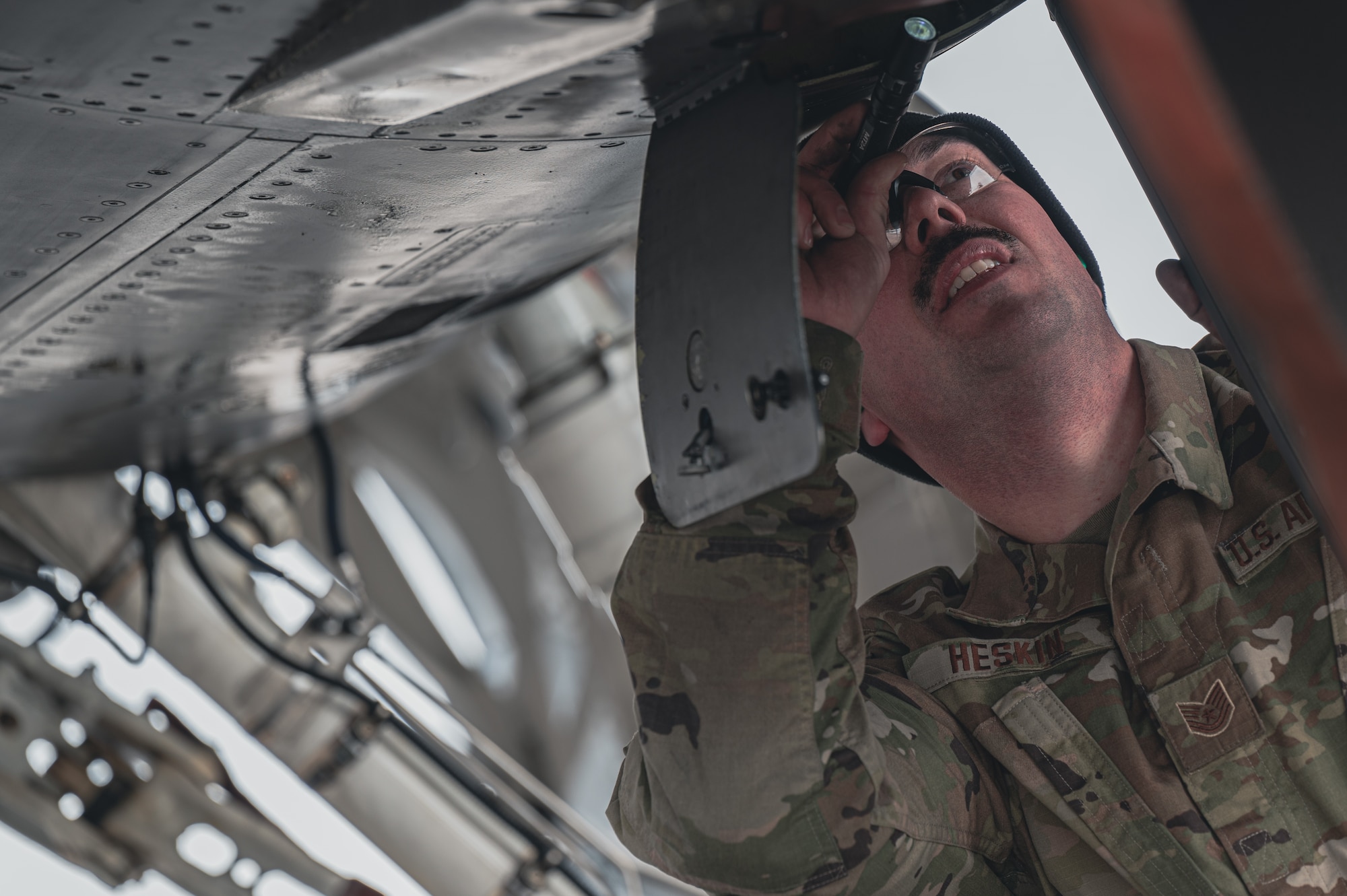 Military mechanic fixes plane