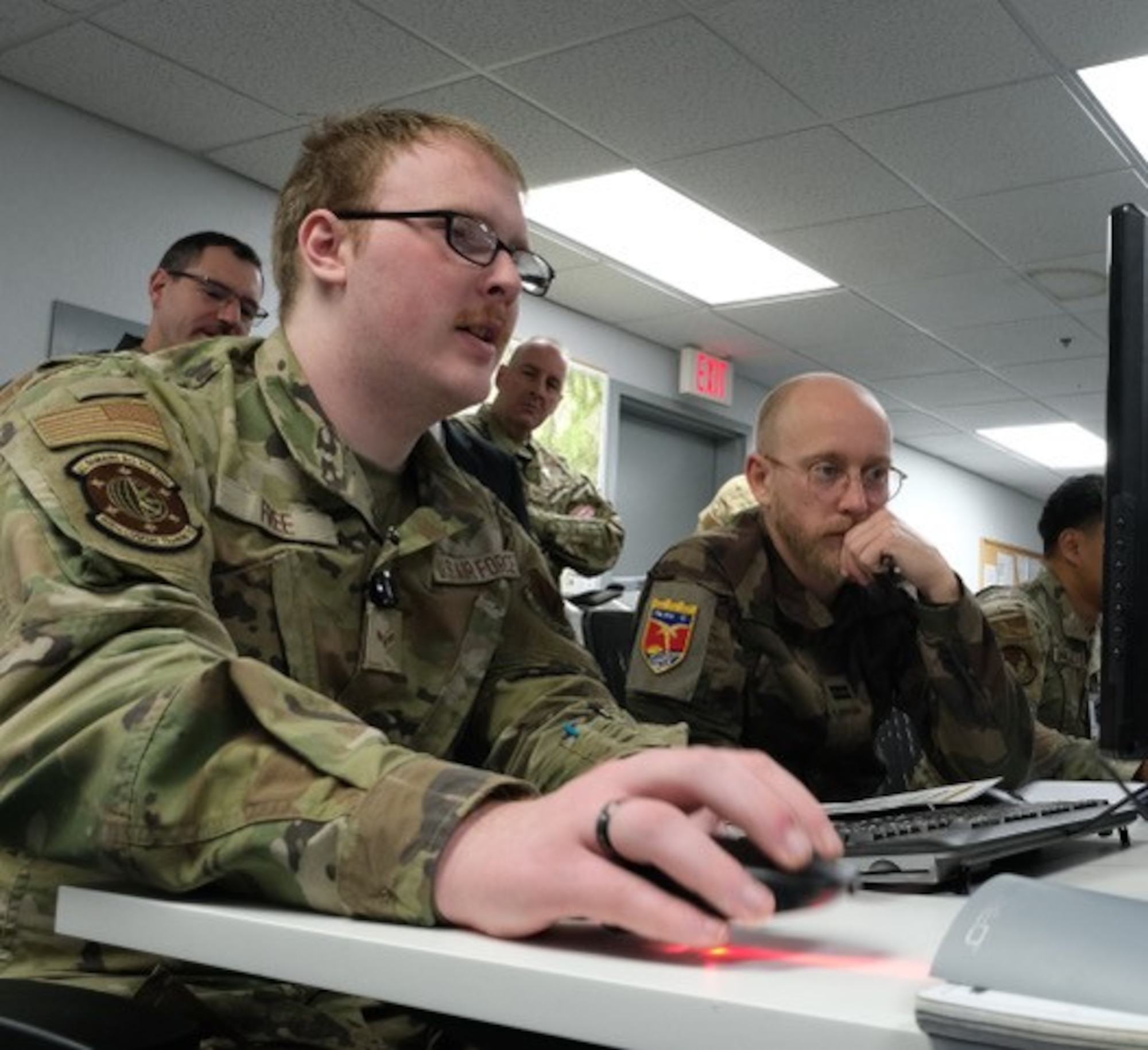 US and French military members work on computers