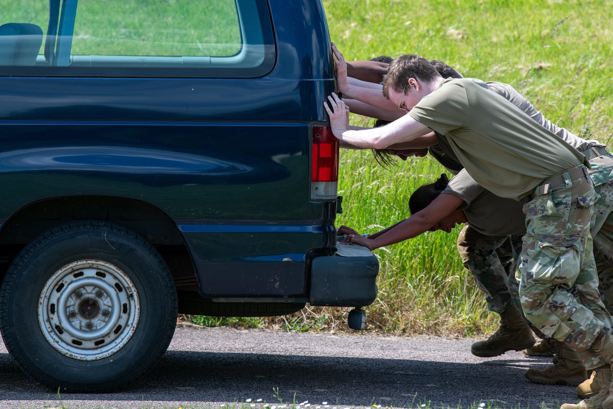 Airmen push a van