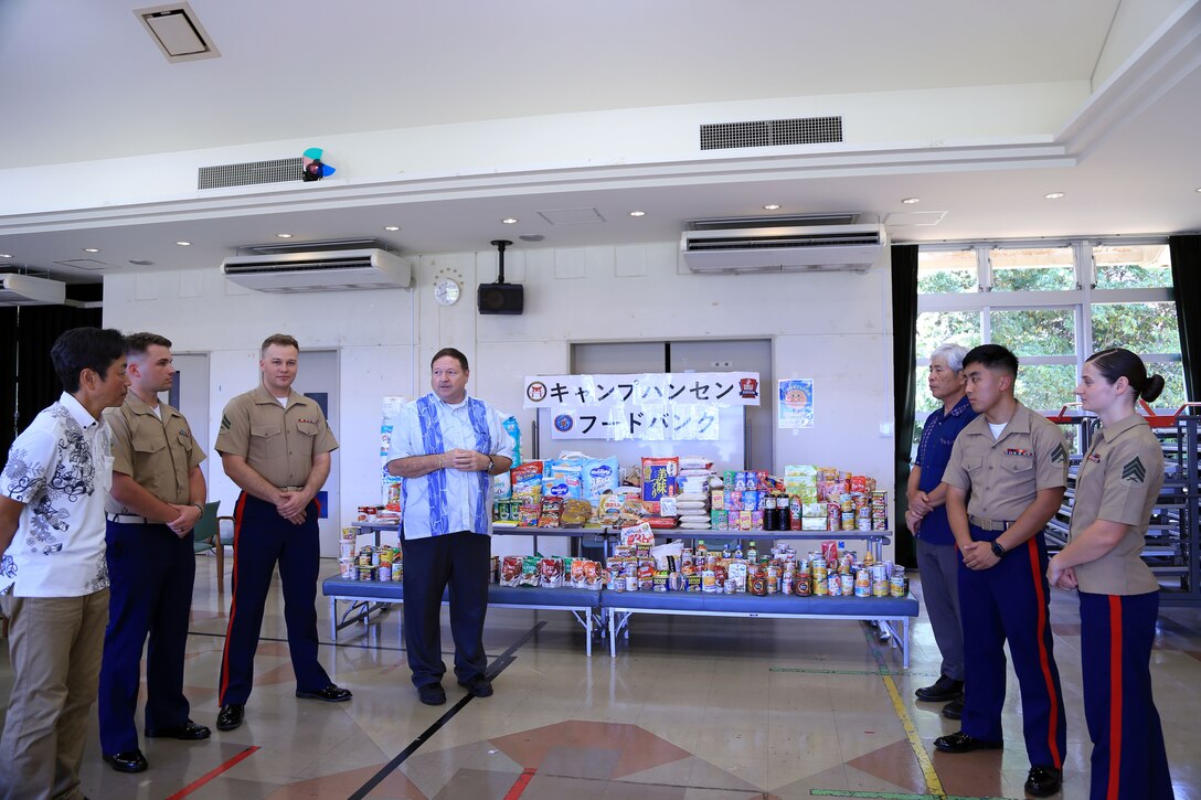 ７月１日、海兵隊'キャンプ・ハンセンの海兵隊員たちがフードバンクドネーションを金武町社会福祉協議会に行いました。