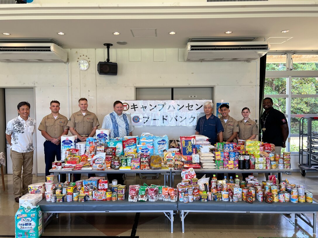 ７月１日、海兵隊'キャンプ・ハンセンの海兵隊員たちがフードバンクドネーションを金武町社会福祉協議会に行いました。