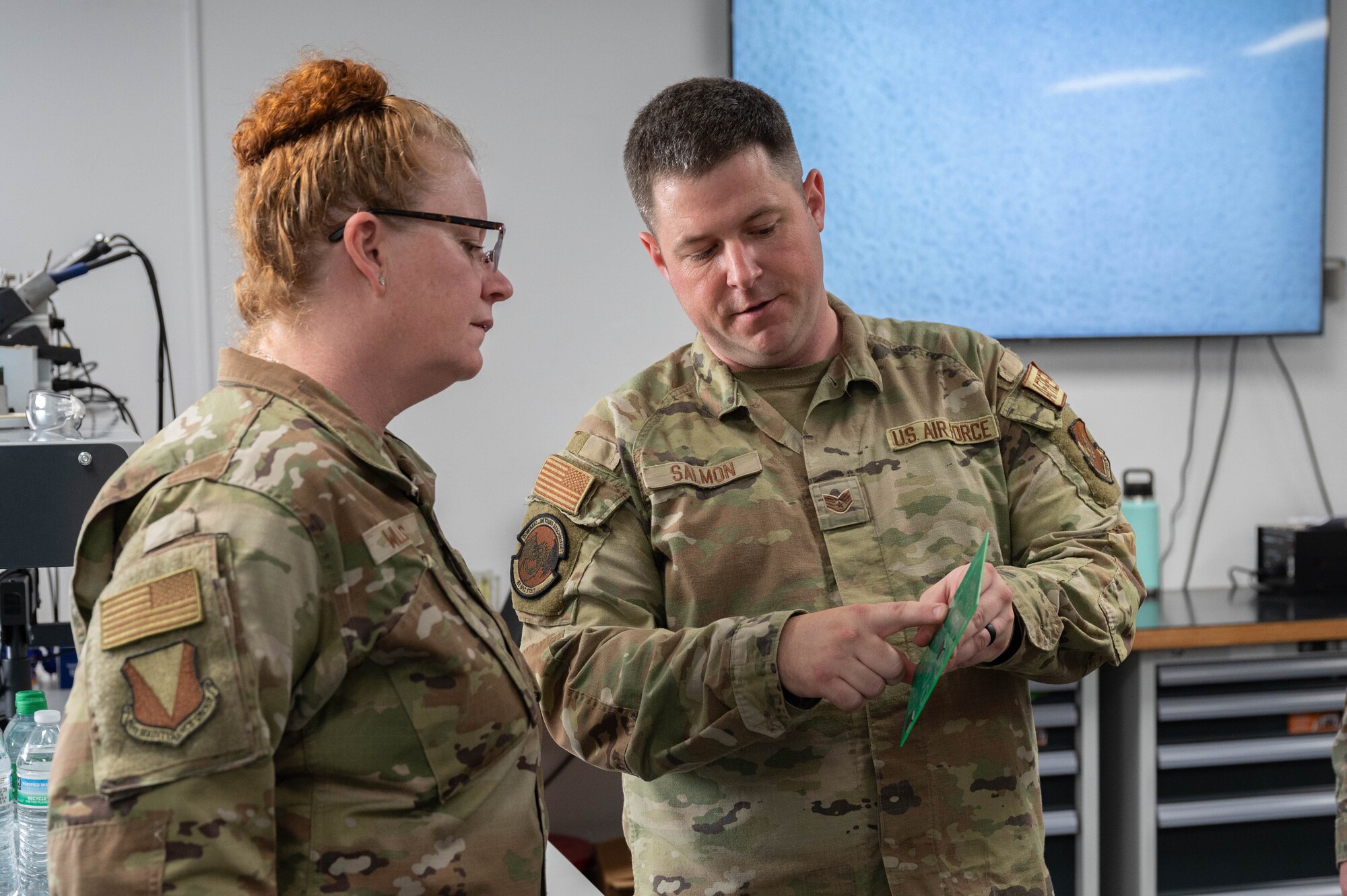 Program manager shows components of a circuit board to general