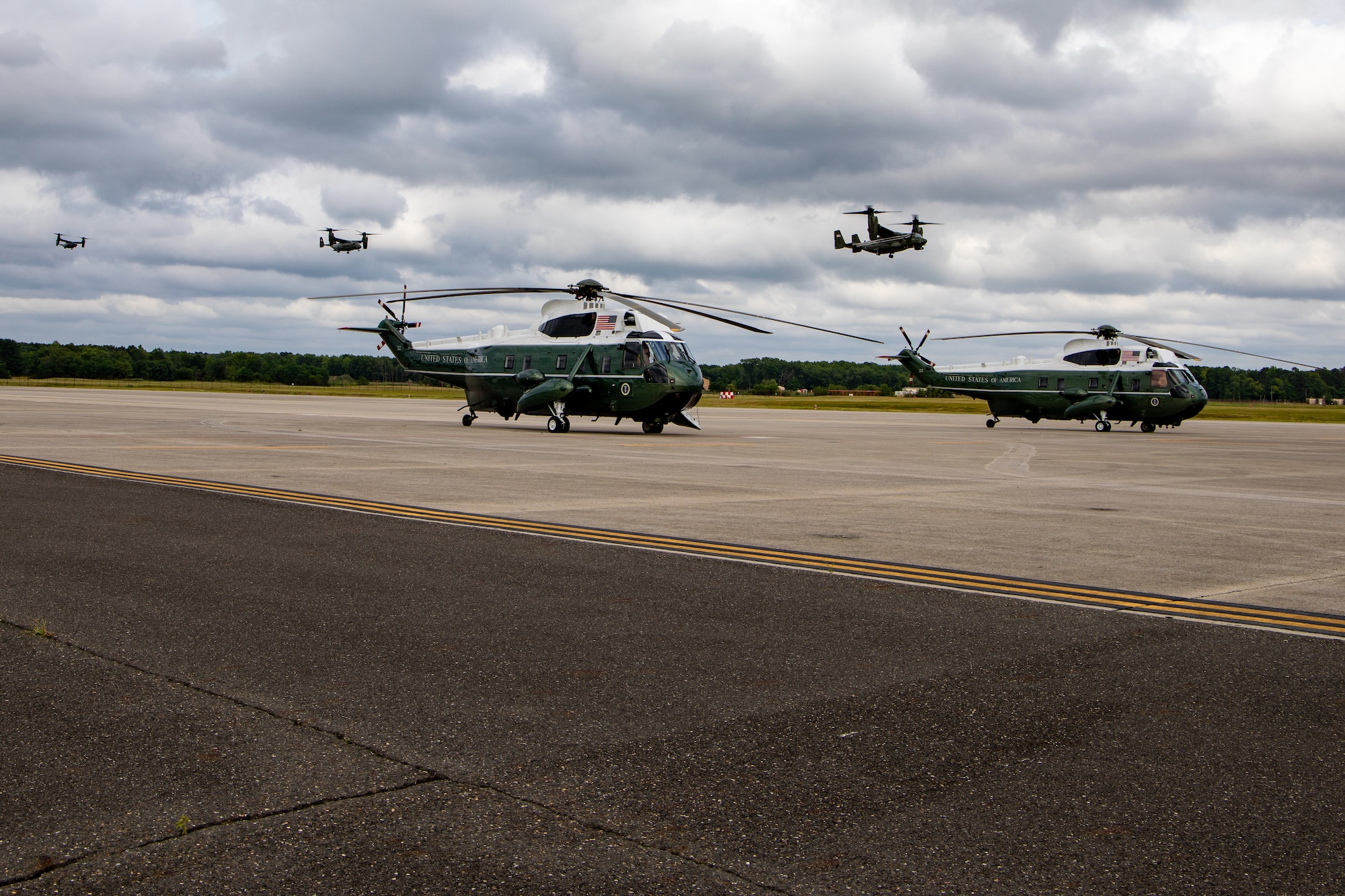 Marine Corps One and Marine Corps Two stage while Marine Corps V-22 Osprey’s arrive awaiting arrival of U.S. President Joe Biden and his family to Joint Base McGuire-Dix-Lakehurst, N.J., June 29, 2024. The president and his family then boarded Marine Corps One enroute to Red Bank, N.J. (U.S. Air Force photo by Rochelle Naus)