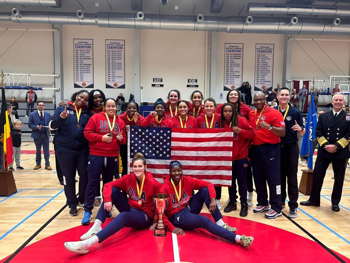 Women basketball players pose for a group photo.