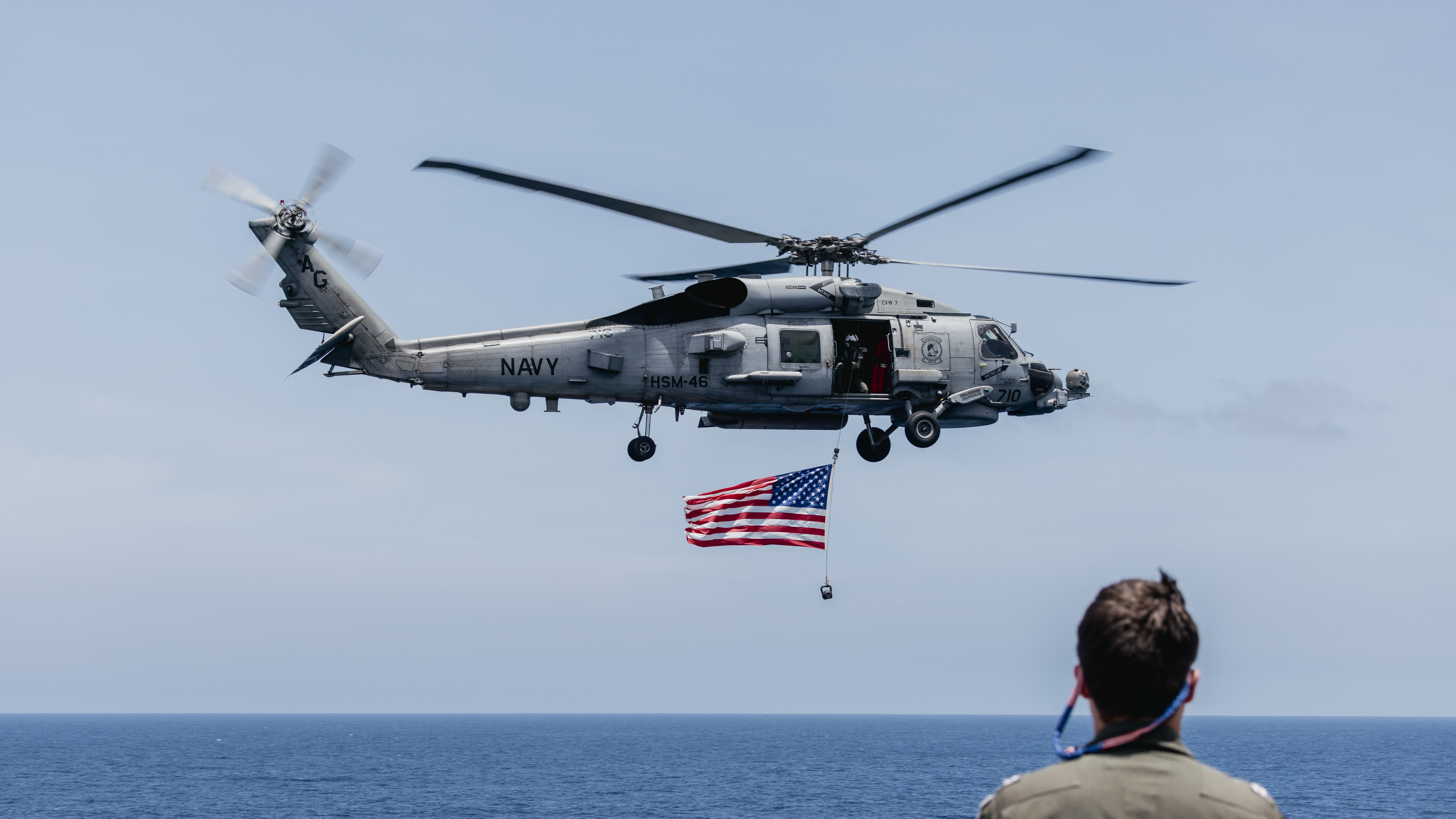 本物、貴重、米海軍フロリダ州のMH-60ヘリ訓練航空隊HSM-40の公式Tシャツ HSM-46 Flies an American Flag over the Flight Deck of George