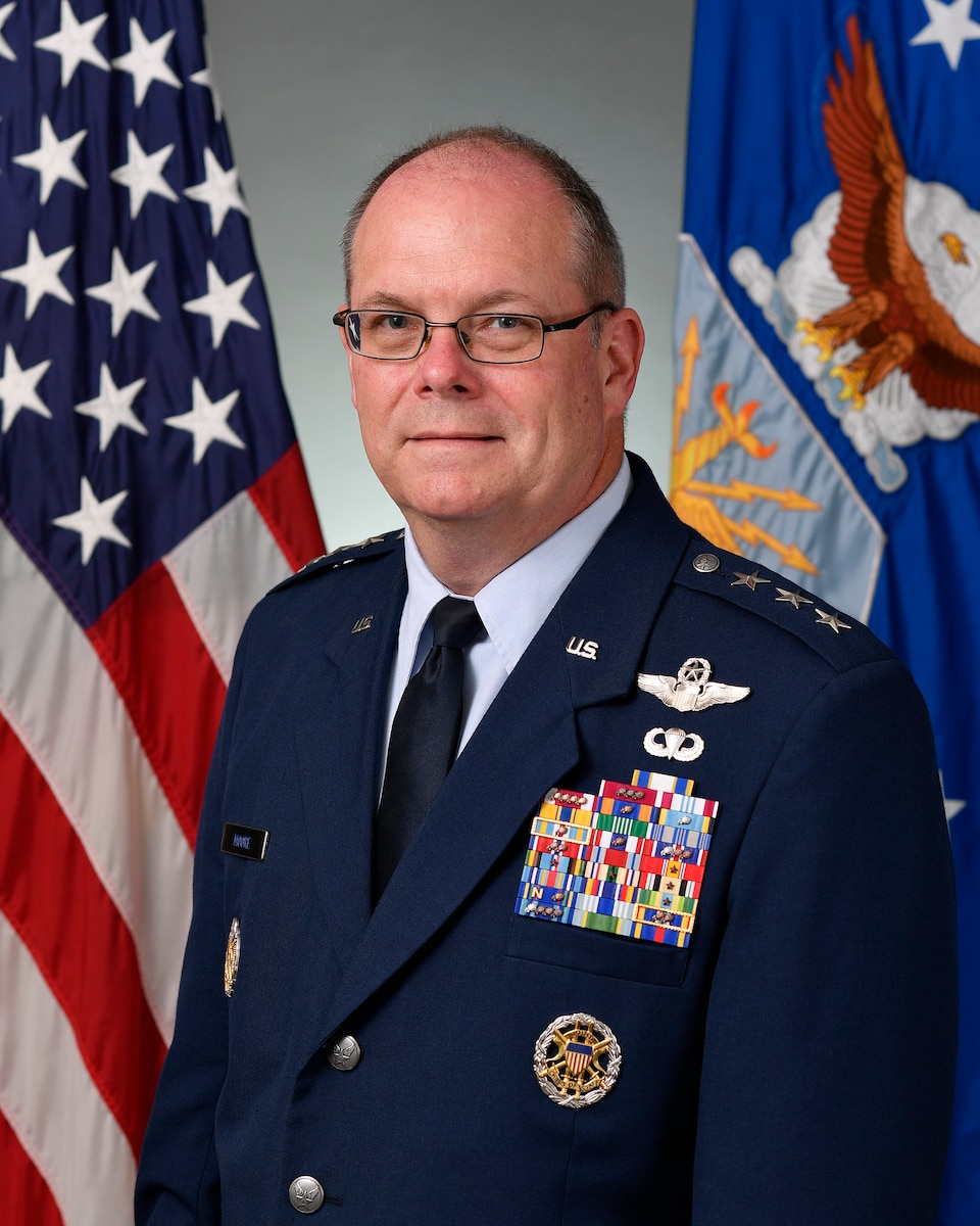 Official photo of Lt. Gen. Richard Moore.