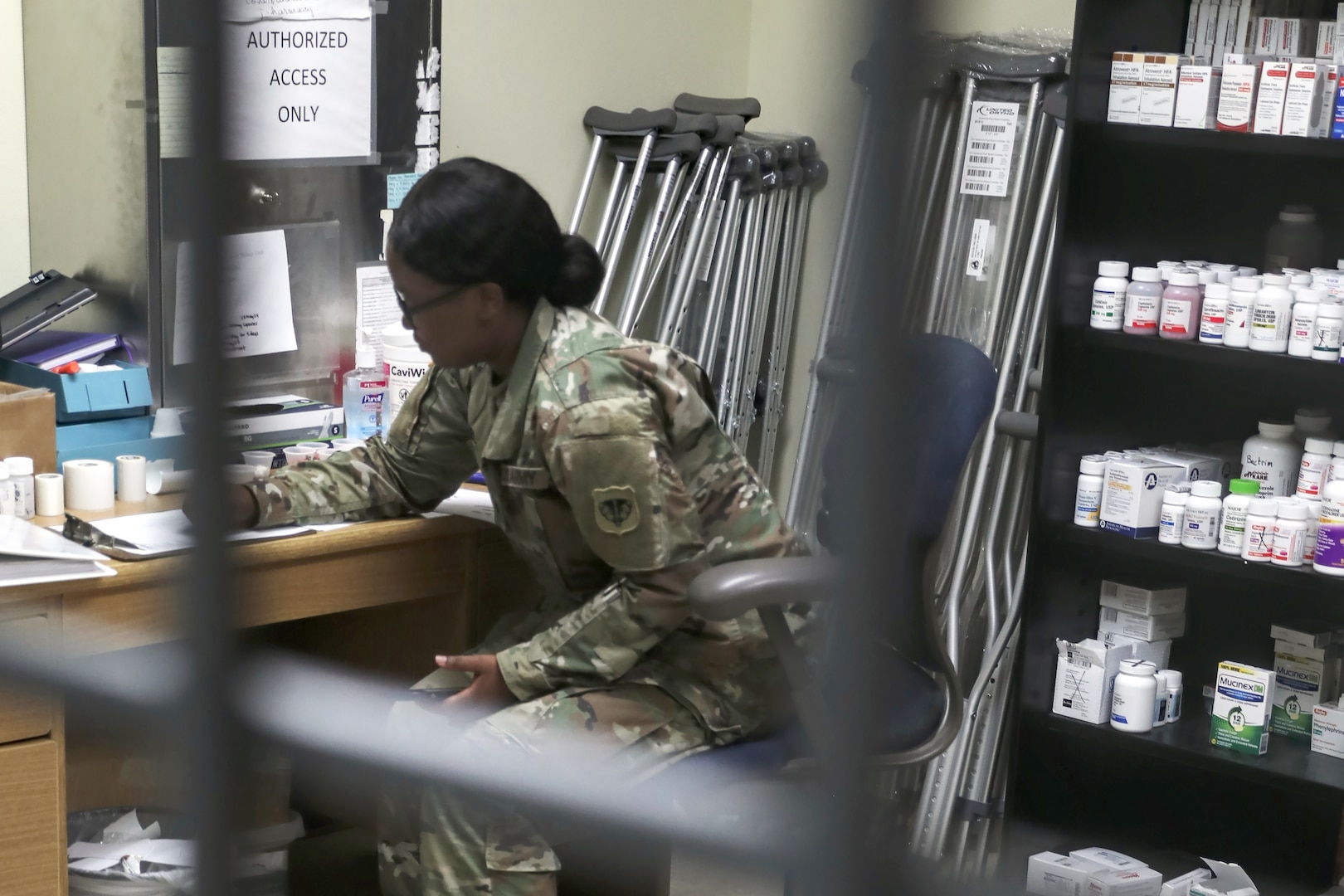 Walking into an empty medical clinic and getting it up and running in under three hours is no easy task, but a group of Soldiers, primarily from the 135th Medical Company, Wisconsin National Guard, who came to the Joint Readiness Training Center (JRTC) at Fort Johnson, Louisiana, for the 24-08 training rotation with the 32nd “Red Arrow” Infantry Brigade Combat Team were up to the task. A call for volunteers to staff the clinic at JRTC went out, and the medics, nurses, and physicians of the Wisconsin National Guard and surrounding states stepped up to take on the mission. (32nd IBCT Photo by Staff Sgt. Kati Volkman / released)