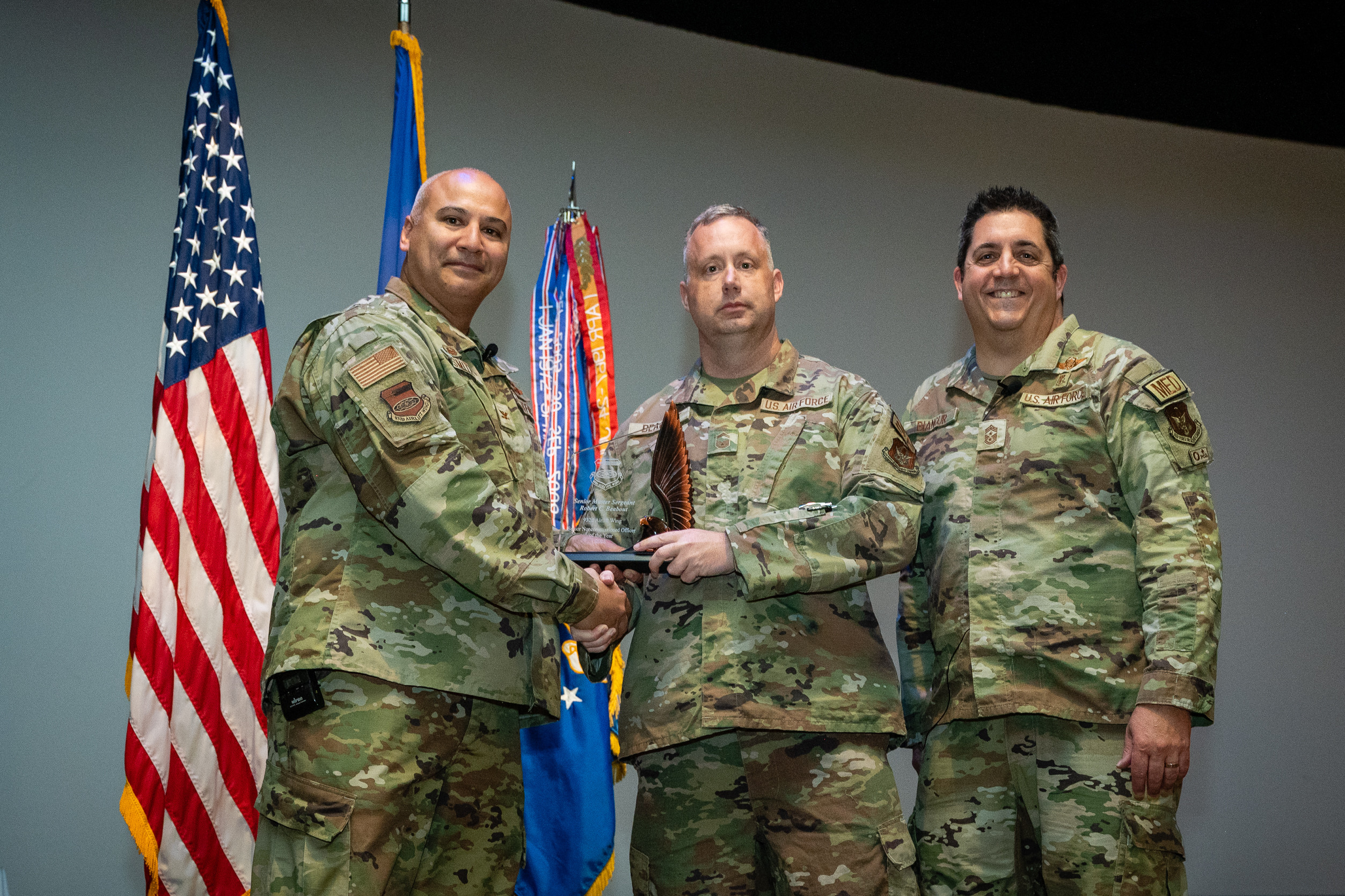軍服? 船員服? 士官候補生？　cadet VMI Col. William J. Wanovich '87, commandant of the VMI Corps of