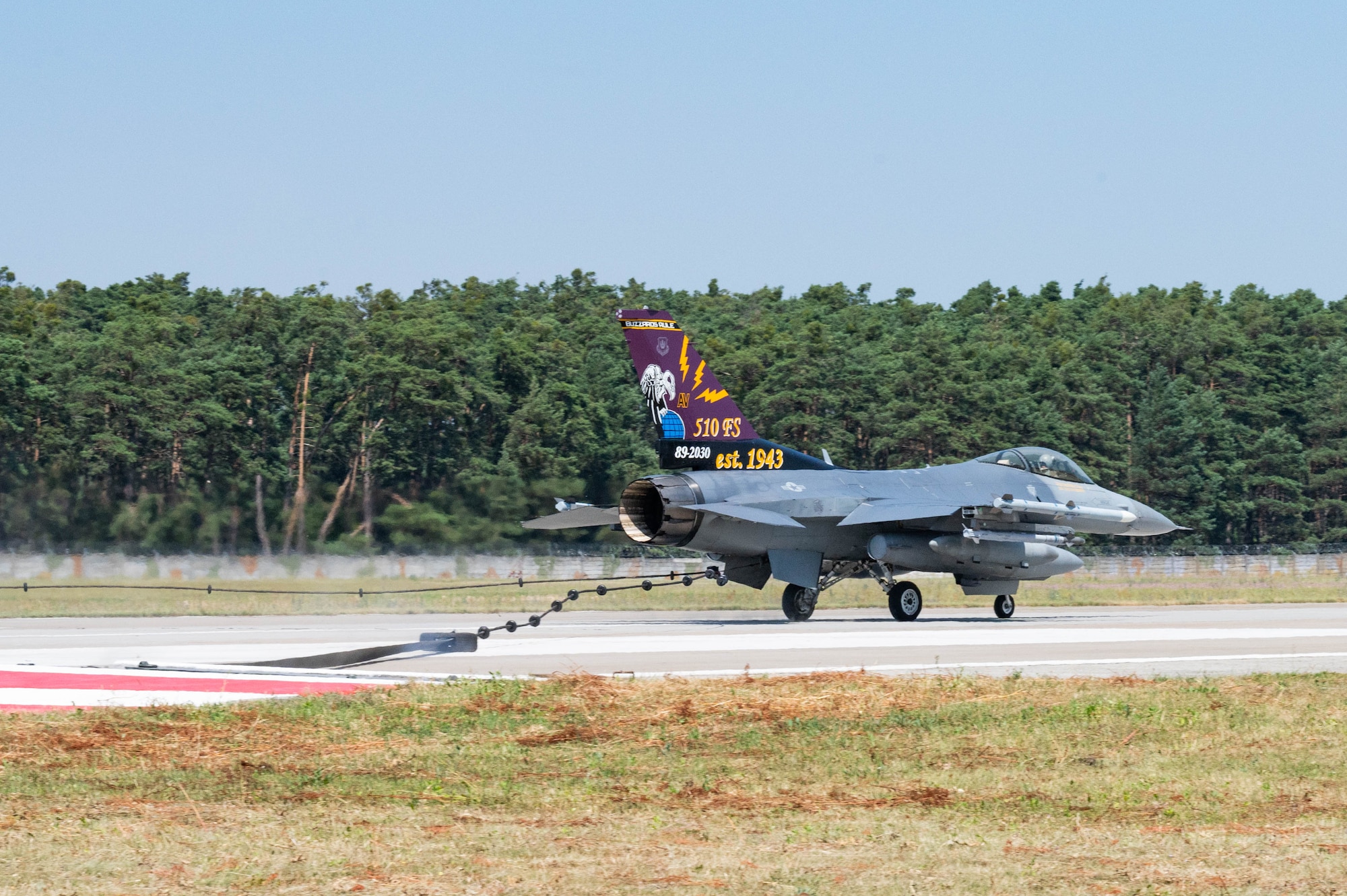 F-16 Fighting Falcon decelerates using a Barrier Arresting Kit-12